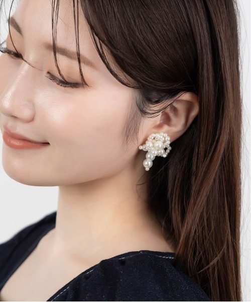 RANDA（ランダ）の「パールアシンメトリーイヤリング（イヤリング・レディース・ホワイト系その他・FREE）」の2枚目の写真