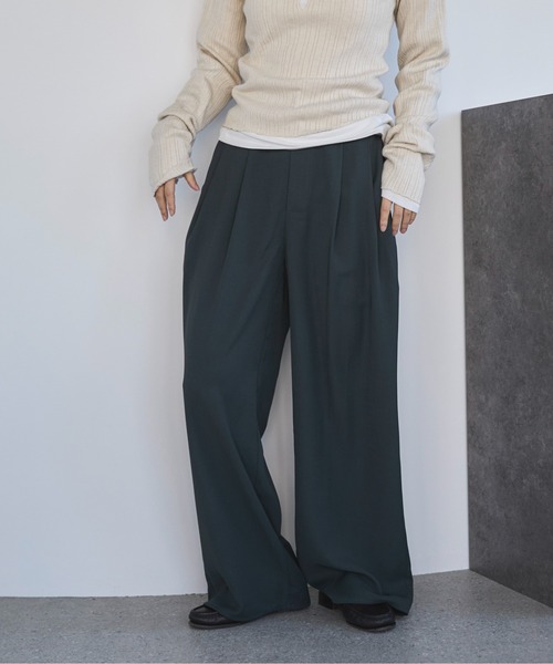 feepur（フェピュール）の「リラックスタックパンツ（スラックス・レディース・チャコールグレー/ベージュ/ブラック・SMALL/MEDIUM）」の2枚目の写真