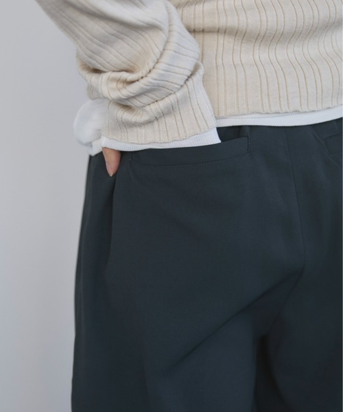 feepur（フェピュール）の「リラックスタックパンツ（スラックス・レディース・チャコールグレー/ベージュ/ブラック・SMALL/MEDIUM）」の7枚目の写真