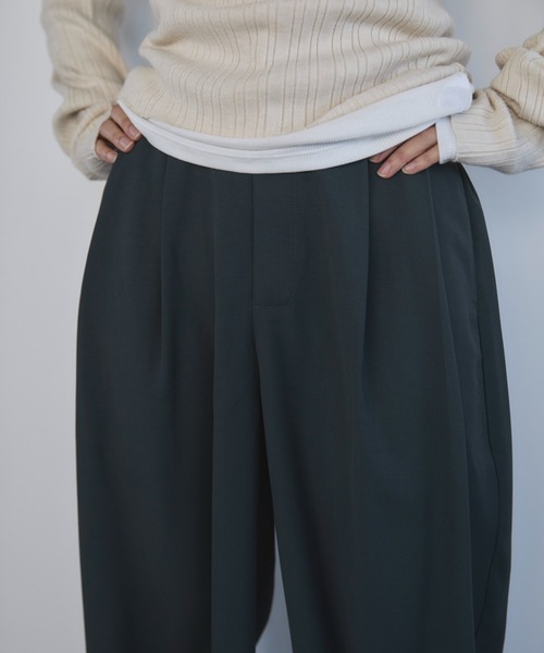 feepur（フェピュール）の「リラックスタックパンツ（スラックス・レディース・チャコールグレー/ベージュ/ブラック・SMALL/MEDIUM）」の8枚目の写真