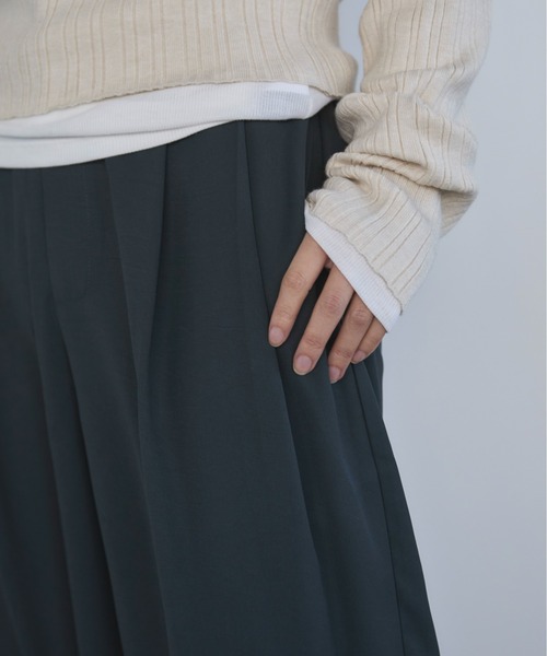 feepur（フェピュール）の「リラックスタックパンツ（スラックス・レディース・チャコールグレー/ベージュ/ブラック・SMALL/MEDIUM）」の9枚目の写真