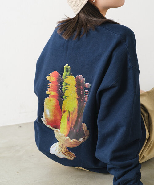 WHIMSIC（ウィムジック）の「【UNISEX】プリントロゴスウェット”LOOPY FRUITS”（スウェット・メンズ・グレー/ネイビー・FREE）」の2枚目の写真