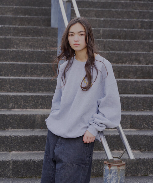 WHIMSIC（ウィムジック）の「【UNISEX】プリントロゴスウェット”LOOPY FRUITS”（スウェット・メンズ・グレー/ネイビー・FREE）」の4枚目の写真