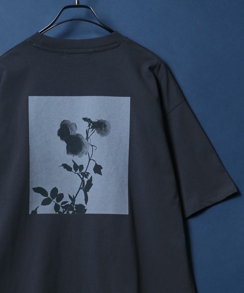 セール】Vintage-like Flower Design Print T-Shirt