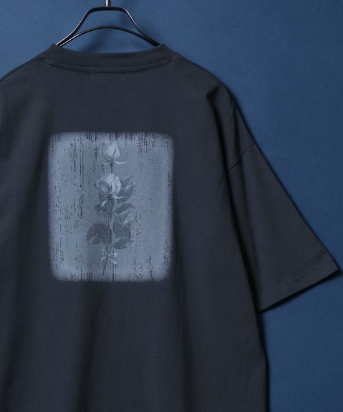 ANPAS(アンパス)の「Vintage-like Flower Design Print T-Shirt/ヴィンテージライク フラワープリントデザイン 半袖 Tシャツ レディース メンズ(Tシャツ/カットソー・メンズ・ブラック系その他4/ブラック系その他/ブラック系その他3/ブラック系その他2・M/L/LL)」の2枚目の写真