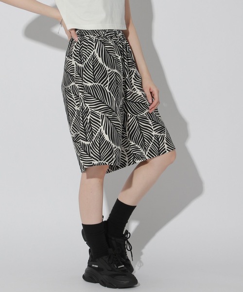Anui(アニュイ)の「【UNISEX/2サイズ展開】リーフガラセットアップショートパンツ(その他パンツ・レディース・ブラック/ベージュ・SMALL/MEDIUM)」の10枚目の写真