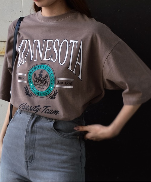 spiritoso(スピリトーゾ)の「【spiritoso】MINESOTAカレッジロゴTシャツ(CP)(Tシャツ/カットソー・レディース・チャコール/ブラウン/ホワイト系・FREE)」の3枚目の写真