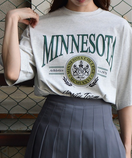 spiritoso(スピリトーゾ)の「【spiritoso】MINESOTAカレッジロゴTシャツ(CP)(Tシャツ/カットソー・レディース・チャコール/ブラウン/ホワイト系・FREE)」の5枚目の写真