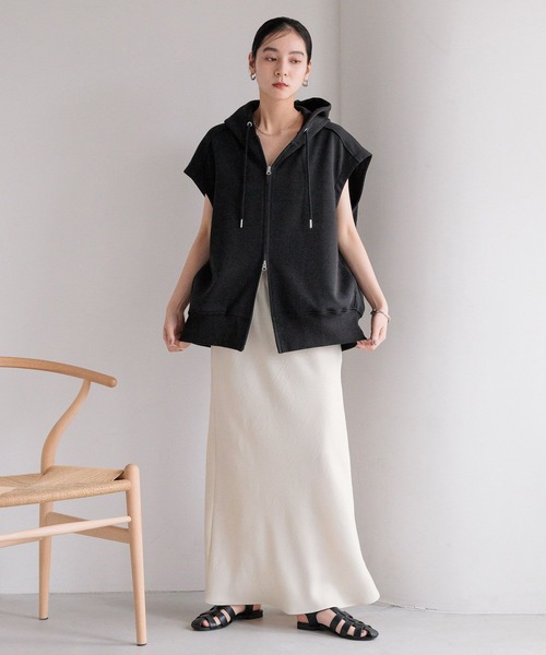 LOWRYS FARM（ローリーズファーム）の「ＺＩＰフーディノースリーブ　 572294（Tシャツ/カットソー・レディース・アイボリー/ブラック/グレー・FREE）」の4枚目の写真