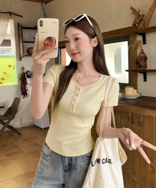 gossip!ロサンゼルス(ゴシップロサンゼルス)の「【Y2Kガーリー】カジュアルクルーネックTシャツ(Tシャツ/カットソー・レディース・ホワイト/イエロー/ネイビー・FREE)」の4枚目の写真