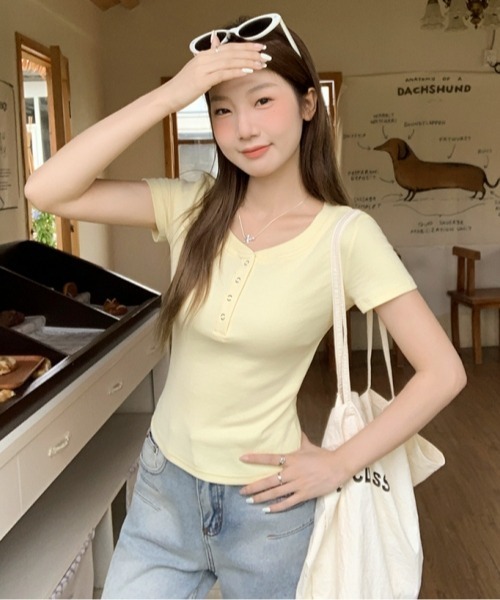gossip!ロサンゼルス(ゴシップロサンゼルス)の「【Y2Kガーリー】カジュアルクルーネックTシャツ(Tシャツ/カットソー・レディース・ホワイト/イエロー/ネイビー・FREE)」の7枚目の写真