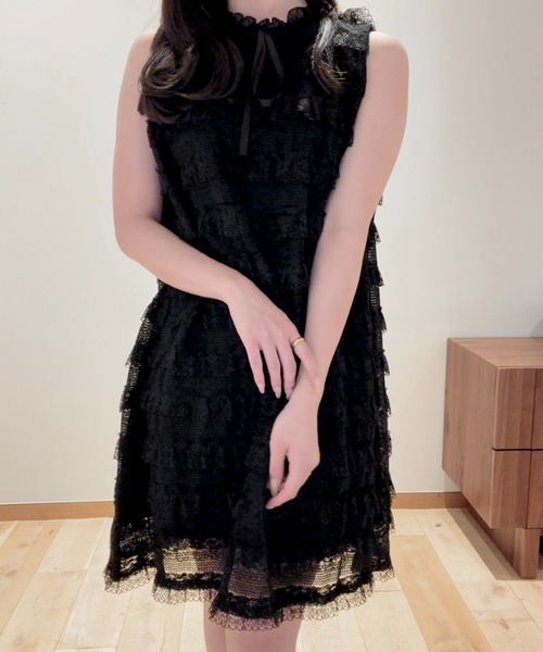 SELFIST(セルフィスト)の「レースフリルミニワンピース 夏服 ノースリーブ リボン ガーリーコーデ ミニワンピ(ワンピース・レディース・グレー/アイボリー/ブラック/オフホワイト・フリー)」の1枚目の写真