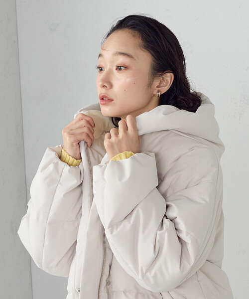 COMME CA ISM（コムサイズム）の「フーデッド ショートダウン（ダウンジャケット/コート・レディース・モカ/ブラック/グレイッシュベージュ・X-LARGE/LARGE/MEDIUM/SMALL）」の7枚目の写真