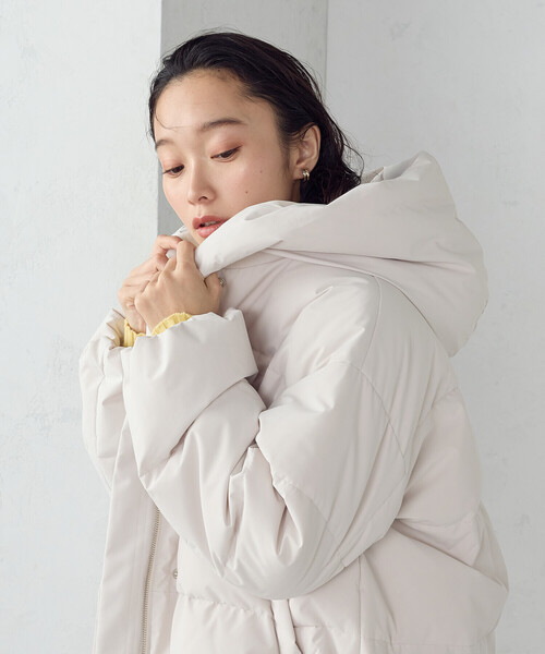 COMME CA ISM（コムサイズム）の「フーデッド ショートダウン（ダウンジャケット/コート・レディース・モカ/ブラック/グレイッシュベージュ・X-LARGE/LARGE/MEDIUM/SMALL）」の8枚目の写真