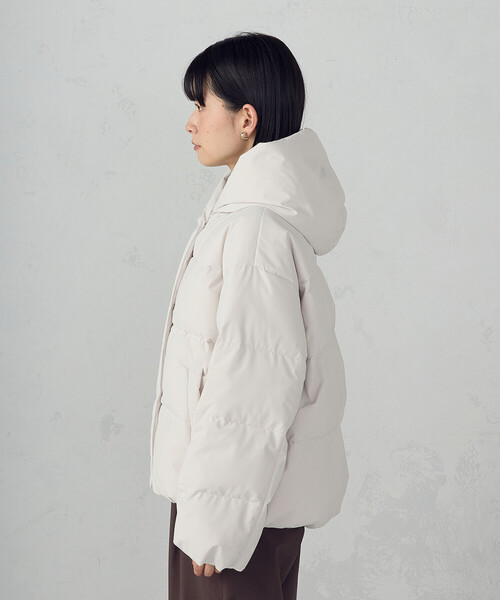 COMME CA ISM（コムサイズム）の「フーデッド ショートダウン（ダウンジャケット/コート・レディース・モカ/ブラック/グレイッシュベージュ・X-LARGE/LARGE/MEDIUM/SMALL）」の10枚目の写真