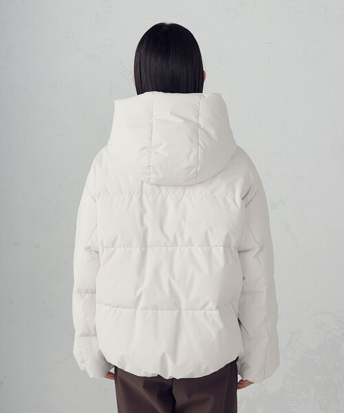 COMME CA ISM（コムサイズム）の「フーデッド ショートダウン（ダウンジャケット/コート・レディース・モカ/ブラック/グレイッシュベージュ・X-LARGE/LARGE/MEDIUM/SMALL）」の11枚目の写真