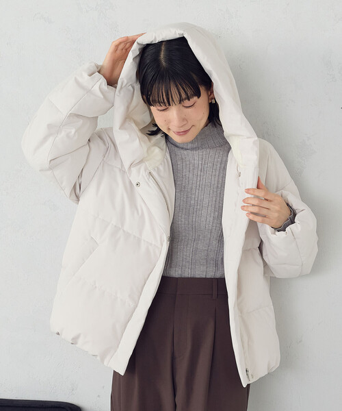 COMME CA ISM（コムサイズム）の「フーデッド ショートダウン（ダウンジャケット/コート・レディース・モカ/ブラック/グレイッシュベージュ・X-LARGE/LARGE/MEDIUM/SMALL）」の20枚目の写真