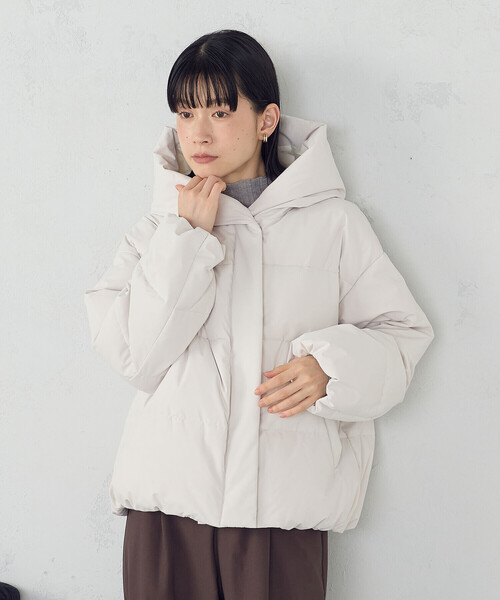 COMME CA ISM（コムサイズム）の「フーデッド ショートダウン（ダウンジャケット/コート・レディース・モカ/ブラック/グレイッシュベージュ・X-LARGE/LARGE/MEDIUM/SMALL）」の3枚目の写真