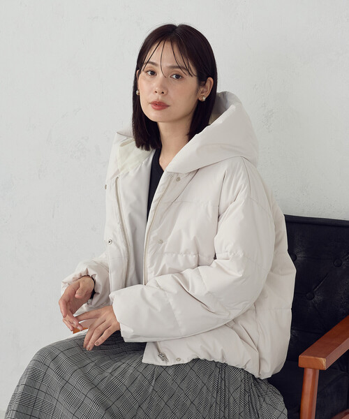 COMME CA ISM（コムサイズム）の「フーデッド ショートダウン（ダウンジャケット/コート・レディース・モカ/ブラック/グレイッシュベージュ・X-LARGE/LARGE/MEDIUM/SMALL）」の4枚目の写真