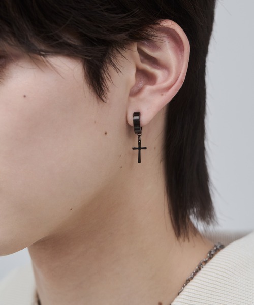 WYZ surgical stainless(ダブリューワイジィーサージカルステンレス)の「【 金属アレルギー対応 】クロスモチーフ フープイヤリング サージカルステンレス (両耳用)(イヤリング・メンズ・シルバー/ブラック・FREE)」の4枚目の写真