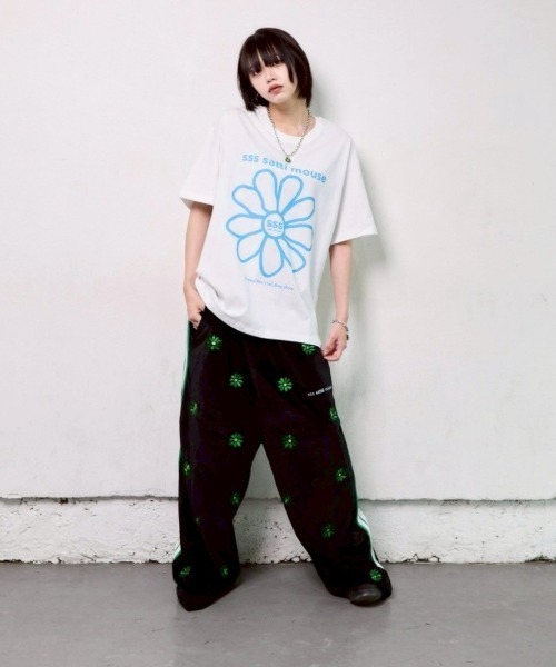 ssssattimouse(エスエスエス サッチ マウス)の「カラーフラワーTシャツ(Tシャツ/カットソー・レディース・グリーン/ブラック/ブルー・M/L/XL)」の14枚目の写真