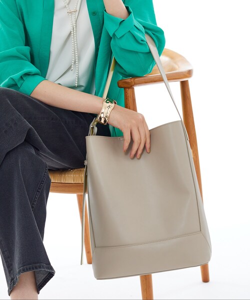 INDIVI（インディヴィ）の「【A4サイズ対応】ワンショルダートートバッグ（トートバッグ・レディース・チャコール/ベージュ系4/ブラック系4・00）」の4枚目の写真