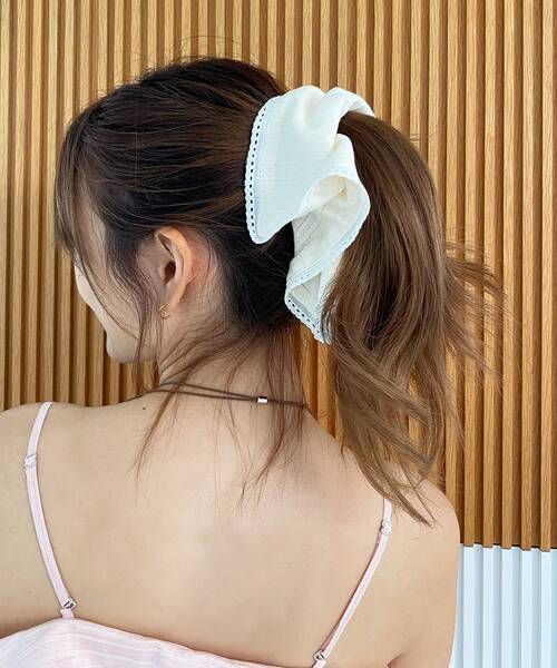 MAJESTIC LEGON（マジェスティックレゴン）の「スクエアシュシュ（シュシュ・レディース・グレー/アイボリー・FREE）」の2枚目の写真