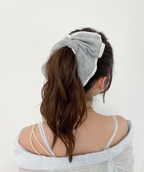 MAJESTIC LEGON（マジェスティックレゴン）の「スクエアシュシュ（シュシュ・レディース・グレー/アイボリー・FREE）」の4枚目の写真