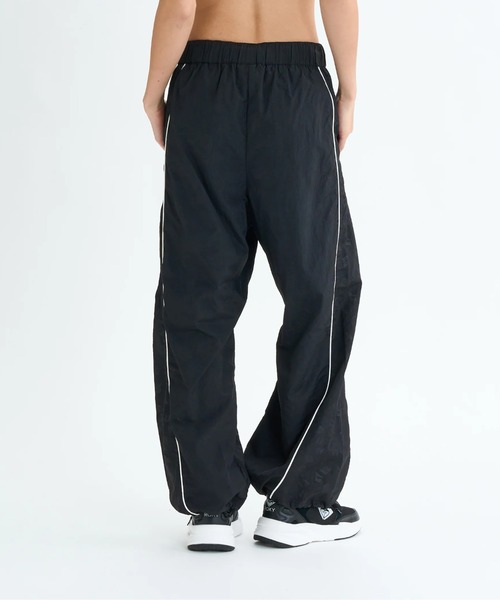 ROXY(ロキシー)の「HAVING FUN PANTS/ロキシー撥水加工ウエストゴムドローコード付きナイロンワイドパンツ(その他パンツ・レディース・ベージュ/ブラック・LARGE/MEDIUM/SMALL)」の5枚目の写真