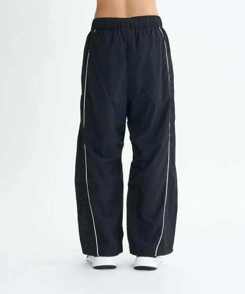 ROXY(ロキシー)の「HAVING FUN PANTS/ロキシー撥水加工ウエストゴムドローコード付きナイロンワイドパンツ(その他パンツ・レディース・ベージュ/ブラック・LARGE/MEDIUM/SMALL)」の7枚目の写真