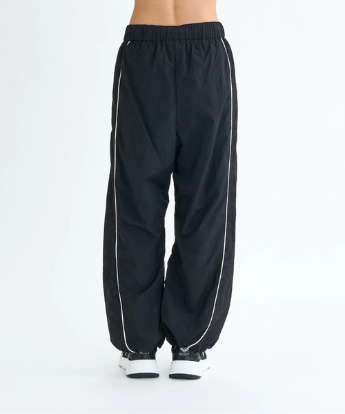ROXY(ロキシー)の「HAVING FUN PANTS/ロキシー撥水加工ウエストゴムドローコード付きナイロンワイドパンツ(その他パンツ・レディース・ベージュ/ブラック・LARGE/MEDIUM/SMALL)」の9枚目の写真