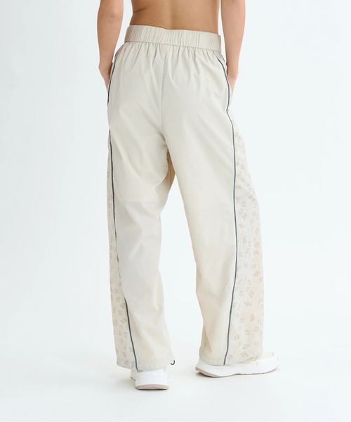 ROXY(ロキシー)の「HAVING FUN PANTS/ロキシー撥水加工ウエストゴムドローコード付きナイロンワイドパンツ(その他パンツ・レディース・ベージュ/ブラック・LARGE/MEDIUM/SMALL)」の14枚目の写真