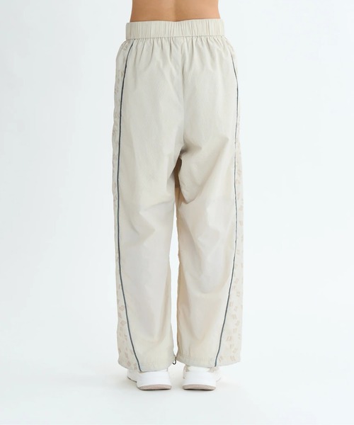 ROXY(ロキシー)の「HAVING FUN PANTS/ロキシー撥水加工ウエストゴムドローコード付きナイロンワイドパンツ(その他パンツ・レディース・ベージュ/ブラック・LARGE/MEDIUM/SMALL)」の17枚目の写真