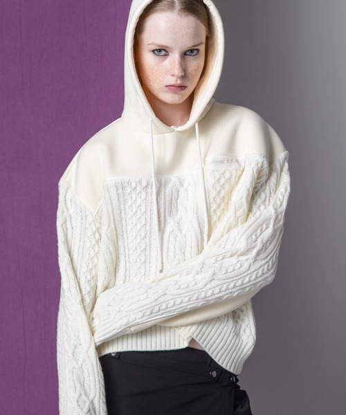 AULA AILA（アウラアイラ）の「3ファブリックケープルフーディ（パーカー・レディース・アイボリー/ブラック/グリーン・0）」の2枚目の写真