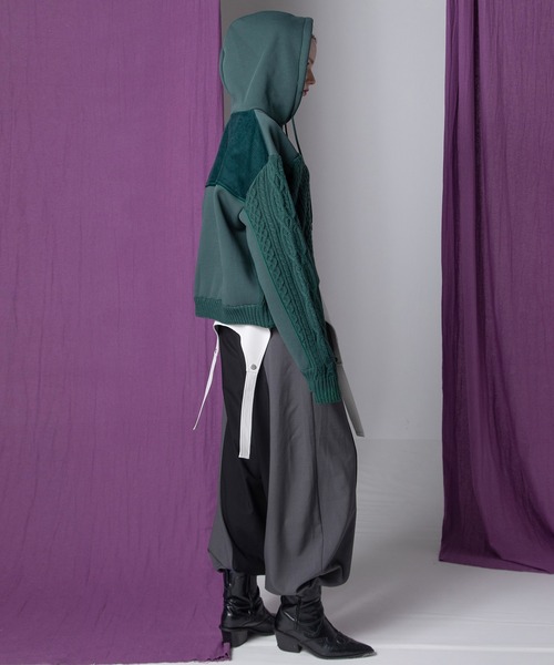 AULA AILA（アウラアイラ）の「3ファブリックケープルフーディ（パーカー・レディース・アイボリー/ブラック/グリーン・0）」の9枚目の写真