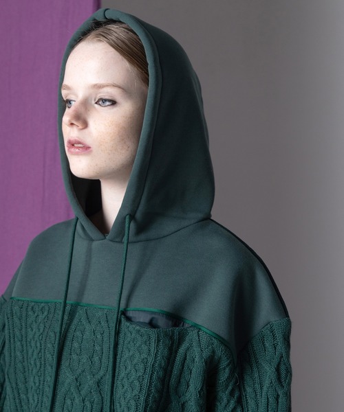 AULA AILA（アウラアイラ）の「3ファブリックケープルフーディ（パーカー・レディース・アイボリー/ブラック/グリーン・0）」の7枚目の写真