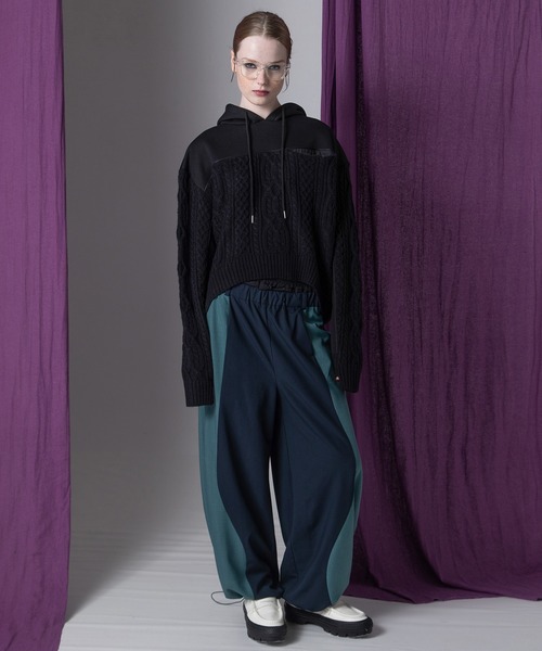 AULA AILA（アウラアイラ）の「3ファブリックケープルフーディ（パーカー・レディース・アイボリー/ブラック/グリーン・0）」の17枚目の写真