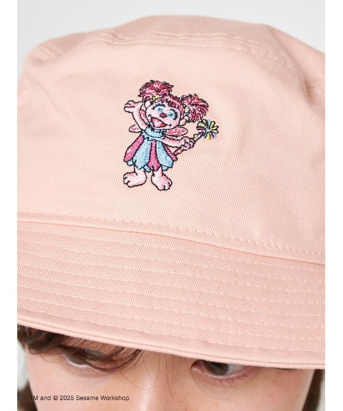 SESAME STREET（セサミストリート）の「【SESAME STREET MARKET | NEW ERAR】コラボレーション キャラクターズ バケットハット（ハット・レディース・ピンク/ライトベージュ・F）」の5枚目の写真