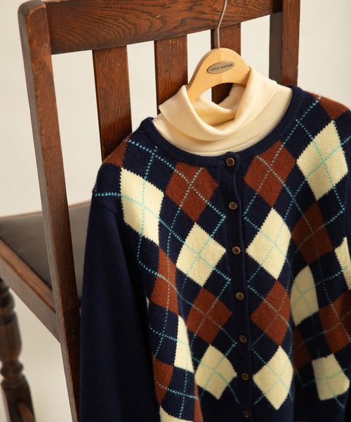 CHILD WOMAN（チャイルドウーマン）の「メリノウール アーガイル クルーネックカーディガン（カーディガン/ボレロ・レディース・ネイビー/レッド・FREE）」の8枚目の写真