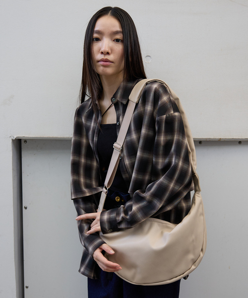 NOMINE（ノミネ）の「【SPRUCE】エコレザー ショルダーバッグ（ショルダーバッグ・レディース・ブラック/ベージュ・フリー）」の9枚目の写真