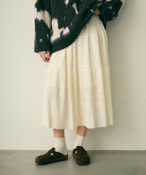 Lunea(ルネア)の「花柄レースロングスカート(スカート・レディース・ホワイト/ブラック/ベージュ・FREE)」の3枚目の写真