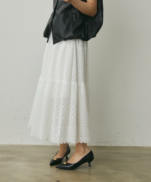Lunea(ルネア)の「花柄レースロングスカート(スカート・レディース・ホワイト/ブラック/ベージュ・FREE)」の1枚目の写真