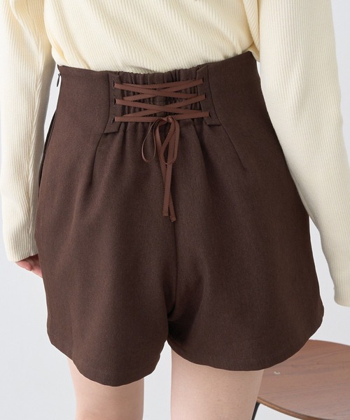 earth music&ecology(アースミュージックアンドエコロジー)の「バックレースアップショートパンツ(その他パンツ・レディース・ブラウン/ブラック・S/M)」の2枚目の写真