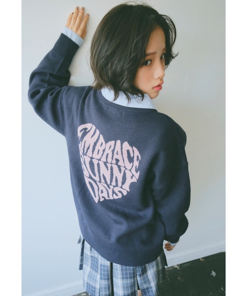 LOVETOXIC（ラブトキシック）の「【GOODPRICE】バックハートニットプルオーバー（ニット/セーター・キッズ・ネイビー/トップグレー/アイボリー/ブラック・M:150cm/S:140cm/L:160cm/130cm）」の4枚目の写真