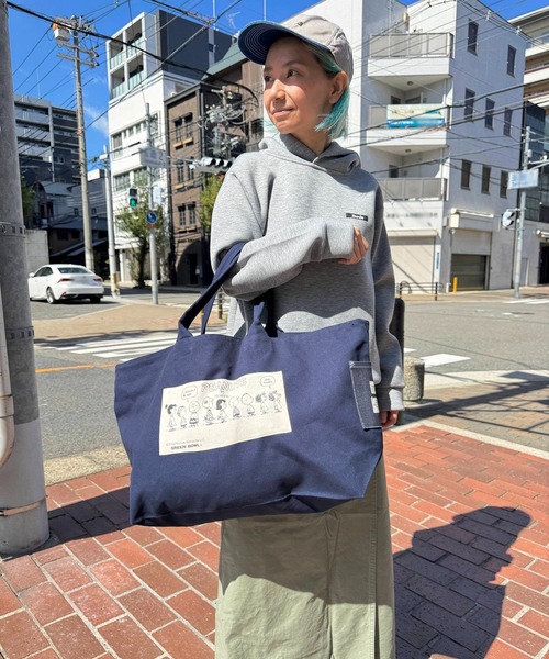 SNOOPY×OLD BETTY'S(スヌーピーカケルオールドベティーズ)の「スヌーピー【SNOOPY】Canvas Zip Tote Bag (FAMILY柄)(トートバッグ・レディース・ブラック/ネイビー/オリーブ・FREE)」の3枚目の写真