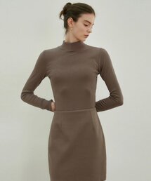 [ESSENTIAL] HALF TURTLENECK SLIM TOP_COCOA