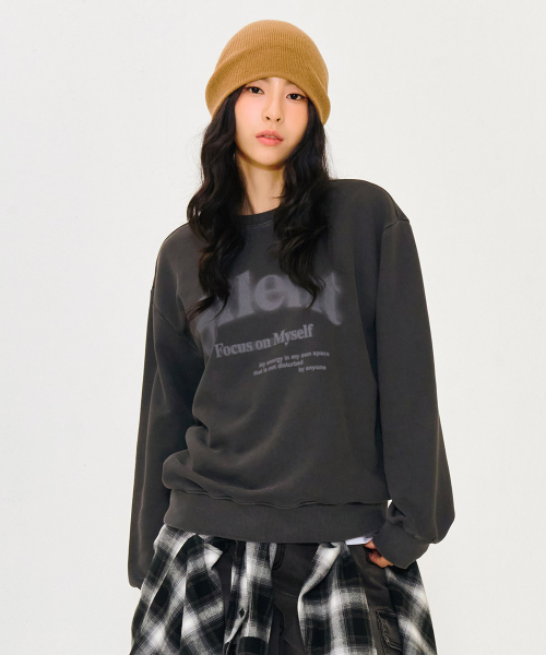 CHASECULT（チェイスカルト）の「ユニセックスピグメントレタリングスウェットシャツ-チャコール（スウェット・メンズ・ダークグレー・95/105/90/100）」の5枚目の写真