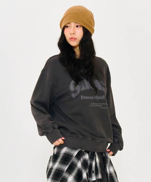 CHASECULT（チェイスカルト）の「ユニセックスピグメントレタリングスウェットシャツ-チャコール（スウェット・メンズ・ダークグレー・95/105/90/100）」の4枚目の写真