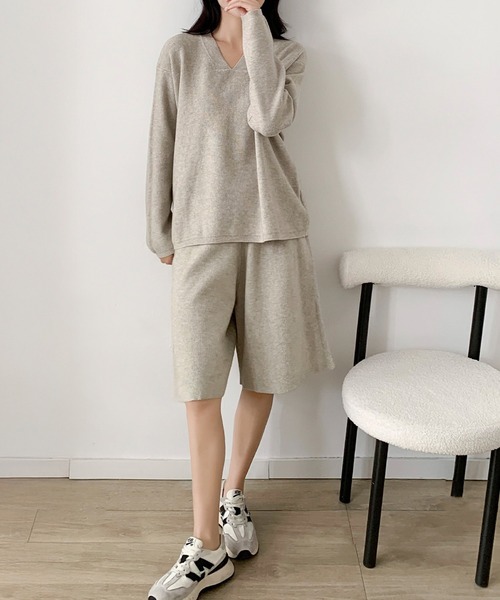 LOWO(ロワ)の「冬の室内や暖房下に◎ 大人見えニットセットアップ(ハーフパンツ)(セットアップ・レディース・チャコールグレー/ブラウン/ベージュ・FREE)」の1枚目の写真