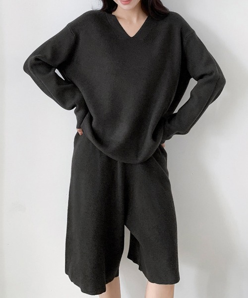 LOWO(ロワ)の「冬の室内や暖房下に◎ 大人見えニットセットアップ(ハーフパンツ)(セットアップ・レディース・チャコールグレー/ブラウン/ベージュ・FREE)」の2枚目の写真